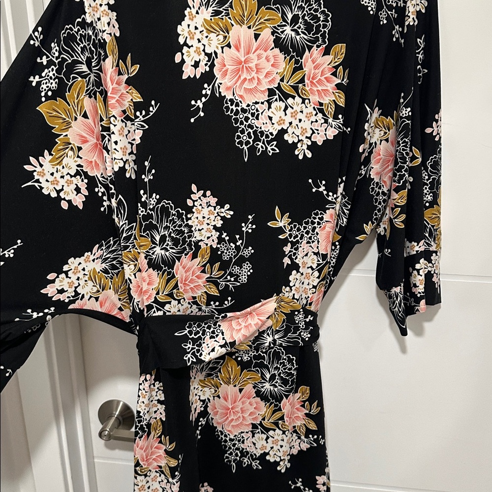 Cozy & Comfy Floral Robe in Black and Pink - Picture 5 of 5